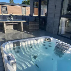 Ailsa With Hot Tub Holiday home York